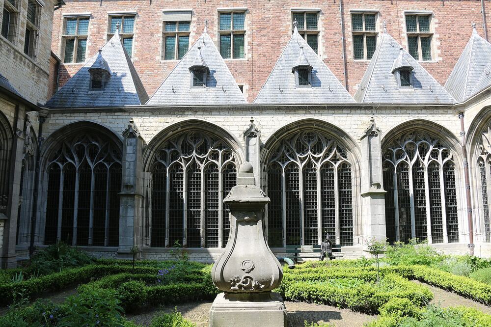 De kloostergang met binnentuin van de Abdij van Middelburg