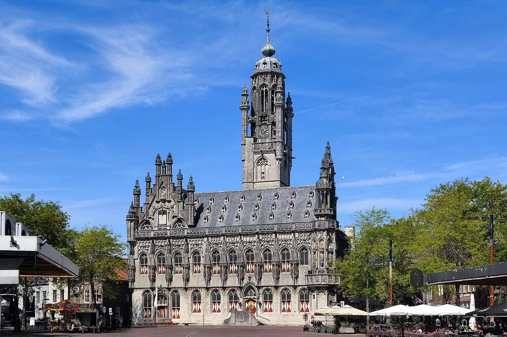 Het laatgotische stadhuis van Middelburg aan de Markt, met terrassen ervoor