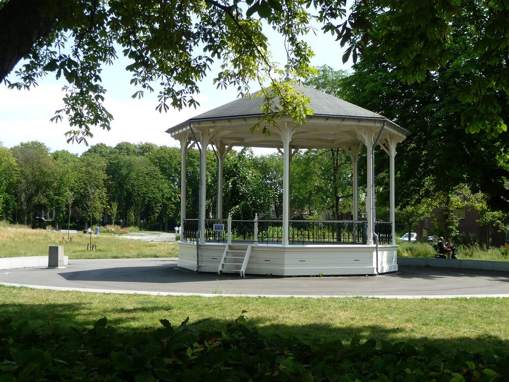 De witte muziektent in het park aan het Molenwater in Middelburg